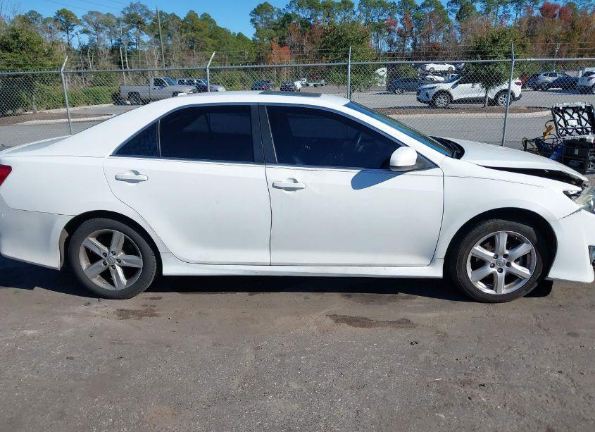 Photo 13 of 2014 Toyota Camry SE (VIN 4T1BF1FKXEU729351)