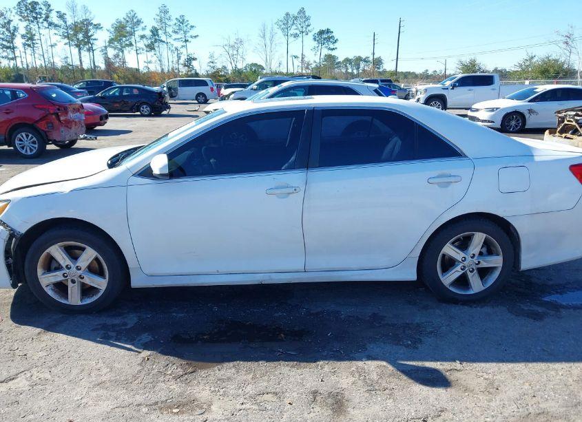 Photo 14 of 2014 Toyota Camry SE (VIN 4T1BF1FKXEU729351)