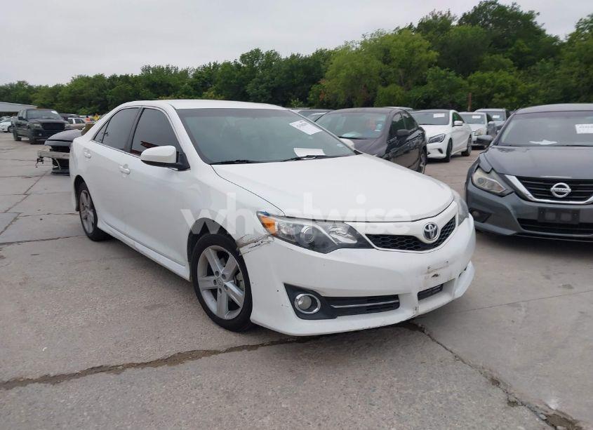 2014 Toyota Camry SE (VIN 4T1BF1FKXEU733545) main photo