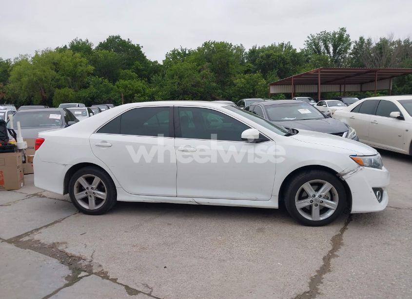 Photo 13 of 2014 Toyota Camry SE (VIN 4T1BF1FKXEU733545)