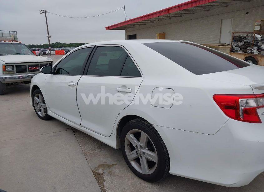 Photo 14 of 2014 Toyota Camry SE (VIN 4T1BF1FKXEU733545)