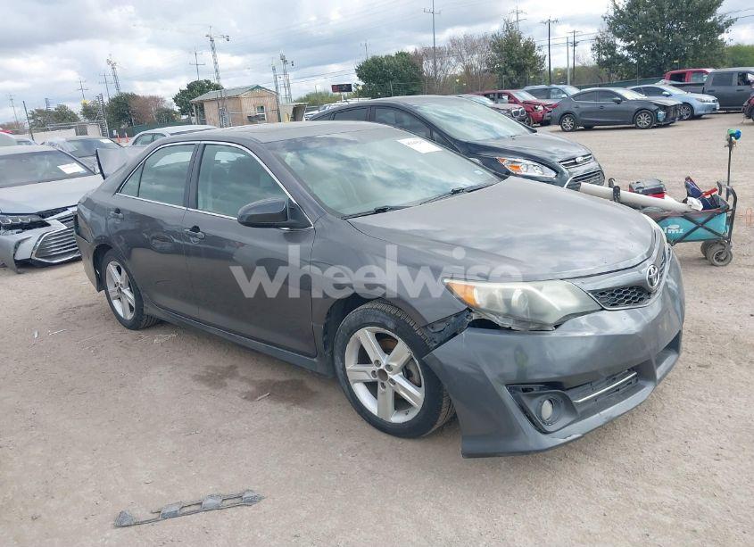 2014 Toyota Camry SE (VIN 4T1BF1FKXEU743668) main photo