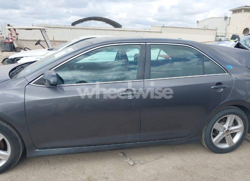 Photo 14 of 2014 Toyota Camry SE (VIN 4T1BF1FKXEU743668)