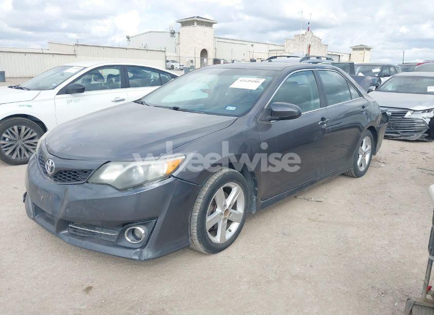 Photo 2 of 2014 Toyota Camry SE (VIN 4T1BF1FKXEU743668)
