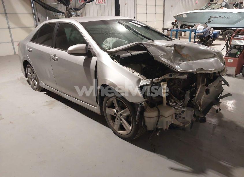 2014 Toyota Camry SE (VIN 4T1BF1FKXEU747168) main photo