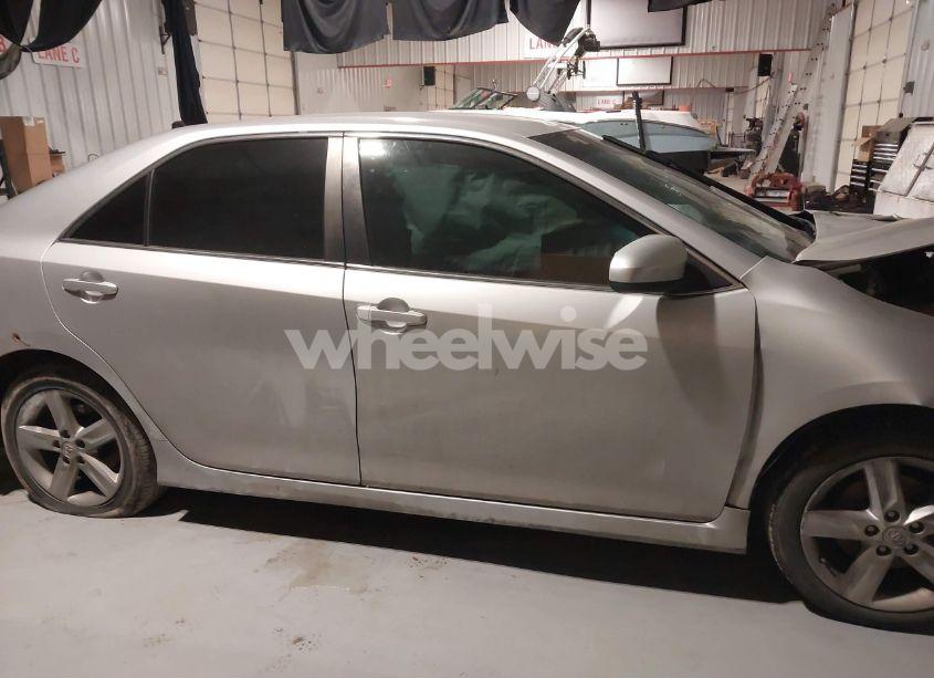 Photo 13 of 2014 Toyota Camry SE (VIN 4T1BF1FKXEU747168)