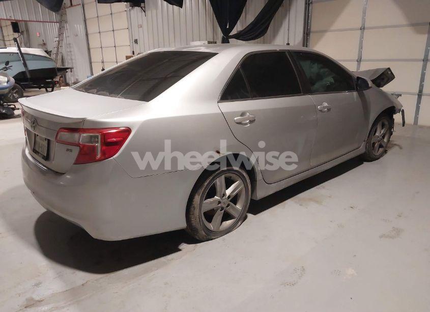 Photo 4 of 2014 Toyota Camry SE (VIN 4T1BF1FKXEU747168)