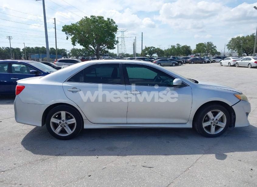 Photo 13 of 2014 Toyota Camry SE (VIN 4T1BF1FKXEU749373)