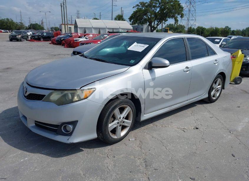 Photo 2 of 2014 Toyota Camry SE (VIN 4T1BF1FKXEU749373)