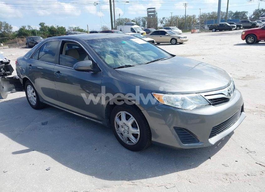 2014 Toyota Camry LE (VIN 4T1BF1FKXEU776704) main photo
