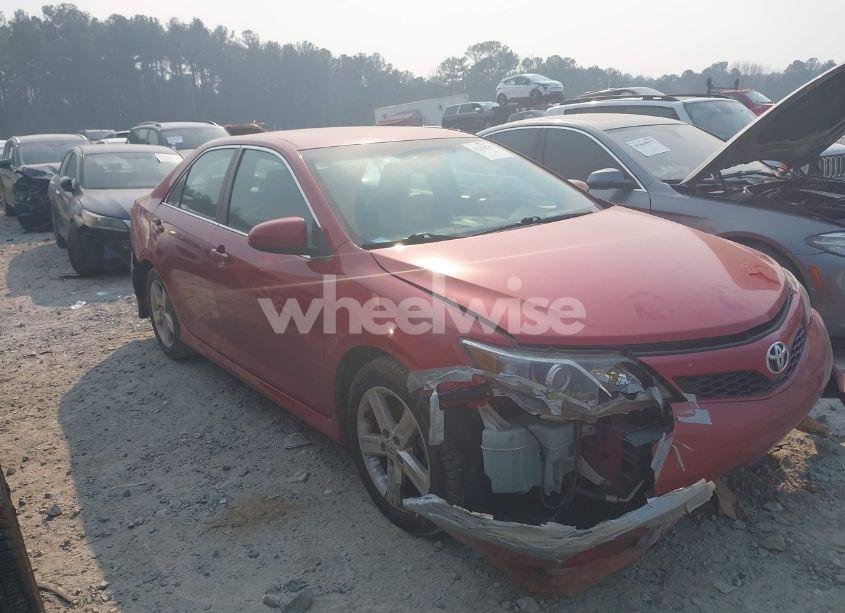 2014 Toyota Camry SE (VIN 4T1BF1FKXEU781420) main photo