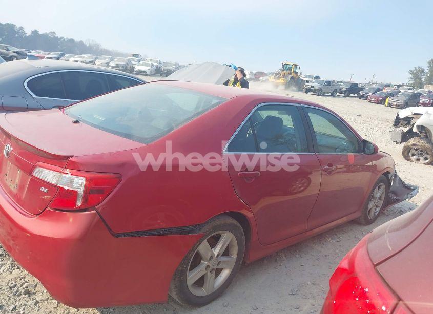 Photo 13 of 2014 Toyota Camry SE (VIN 4T1BF1FKXEU781420)