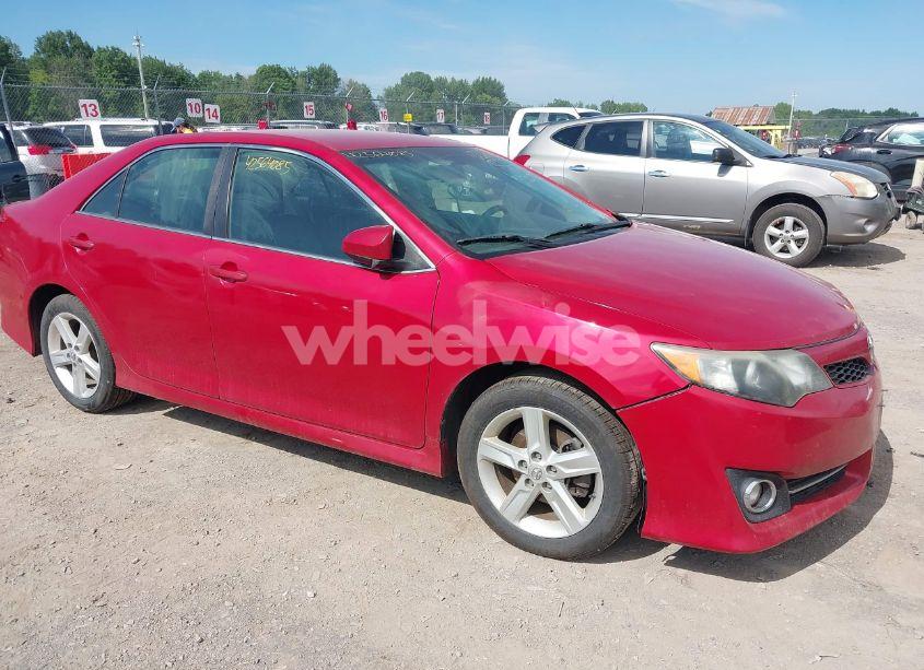 2014 Toyota Camry SE (VIN 4T1BF1FKXEU815548) main photo