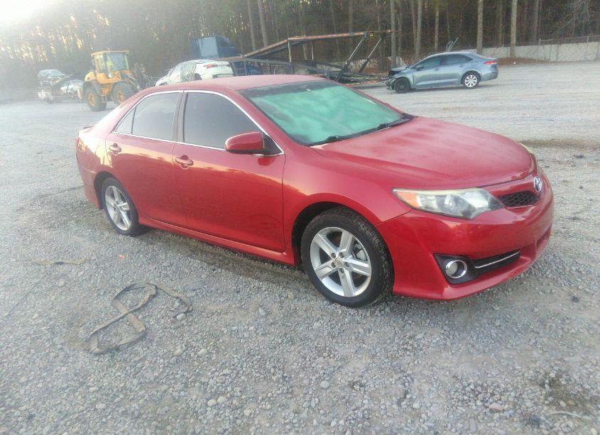 2014 Toyota Camry SE (VIN 4T1BF1FKXEU823200) main photo