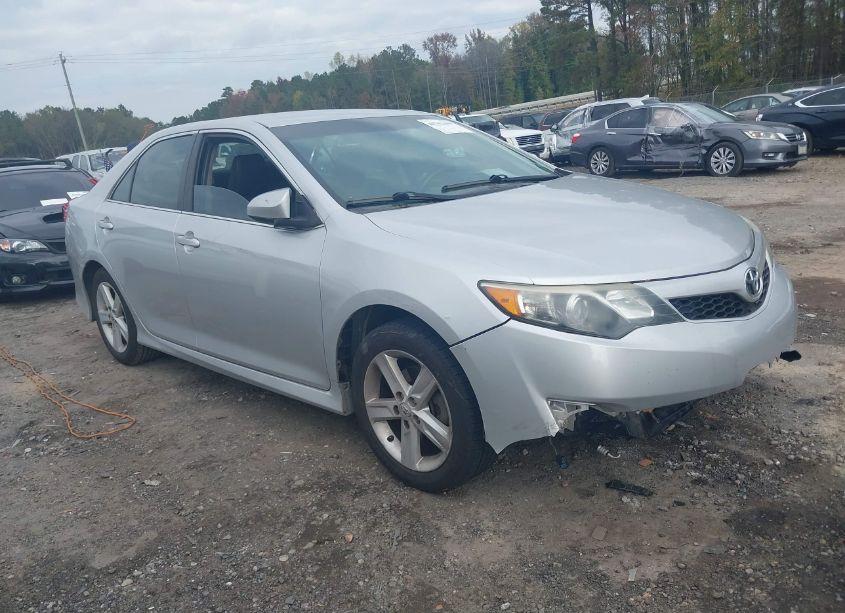 2014 Toyota Camry SE (VIN 4T1BF1FKXEU823570) main photo