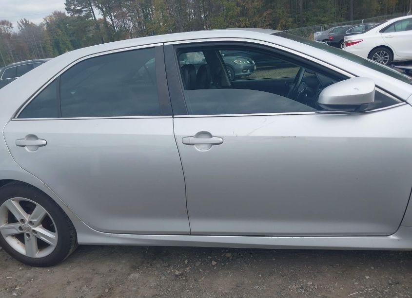 Photo 14 of 2014 Toyota Camry SE (VIN 4T1BF1FKXEU823570)