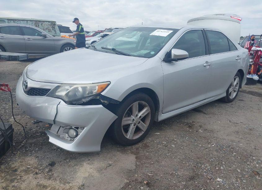 Photo 2 of 2014 Toyota Camry SE (VIN 4T1BF1FKXEU823570)