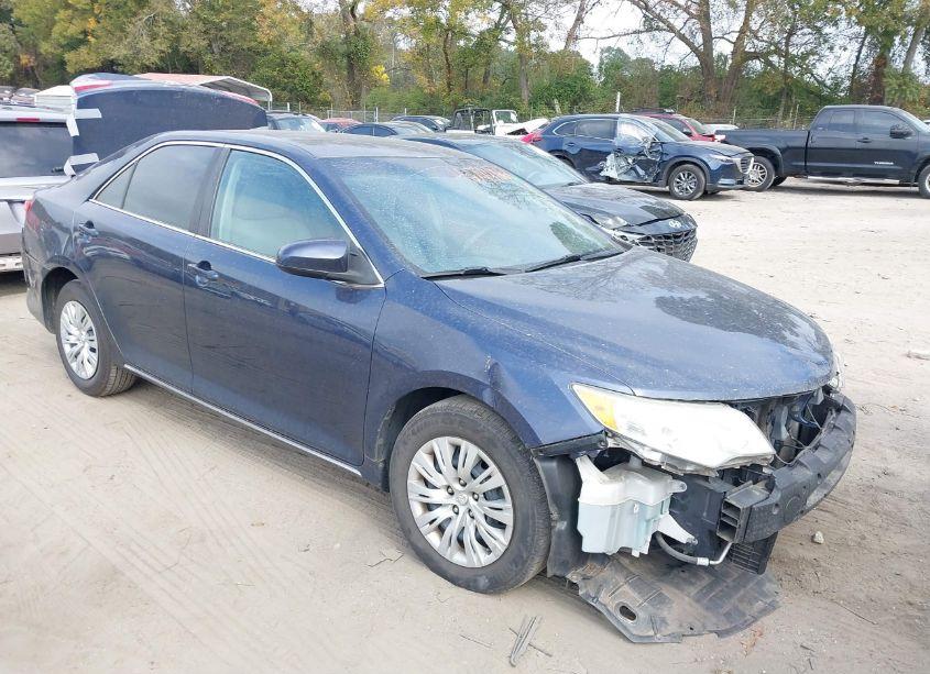 2014 Toyota Camry LE (VIN 4T1BF1FKXEU856908) main photo