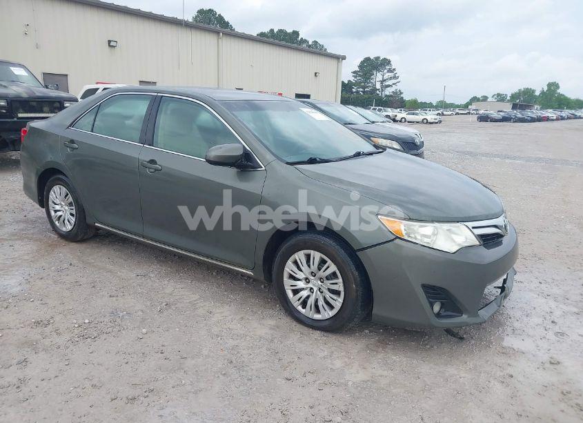 2014 Toyota Camry LE (VIN 4T1BF1FKXEU871571) main photo
