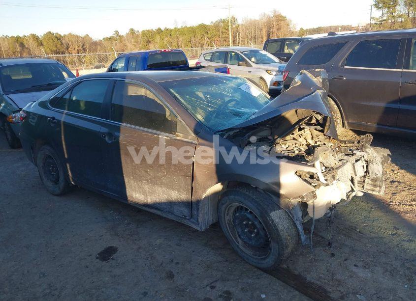 2015 Toyota Camry LE (VIN 4T1BF1FKXFU023417) main photo