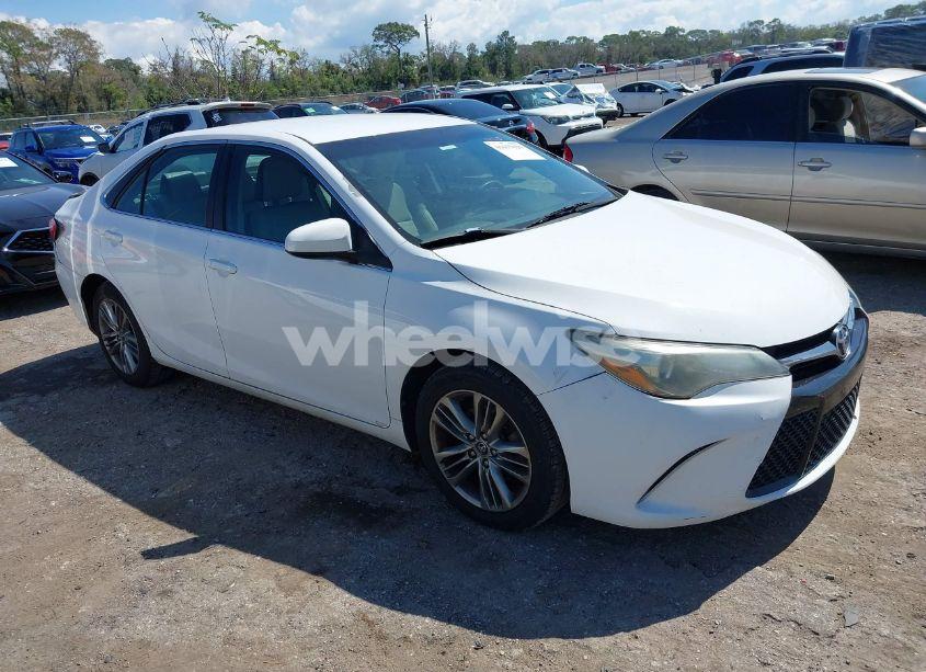 2015 Toyota Camry SE (VIN 4T1BF1FKXFU030741) main photo