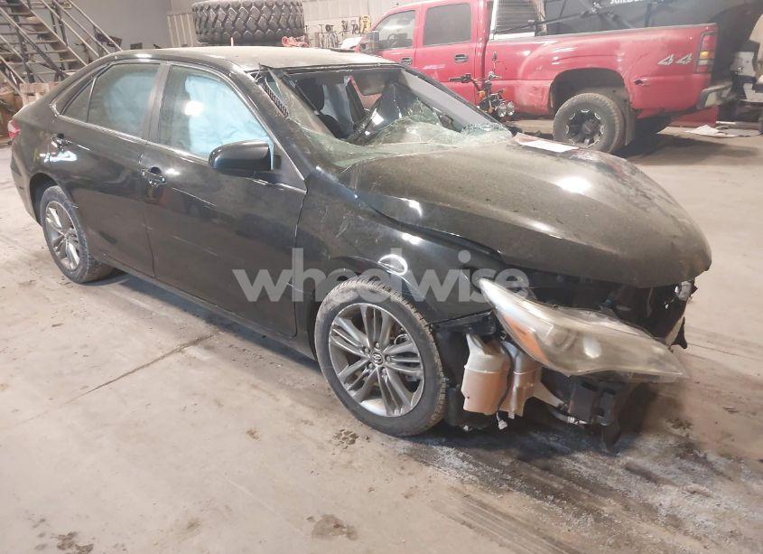 2015 Toyota Camry SE (VIN 4T1BF1FKXFU041982) main photo