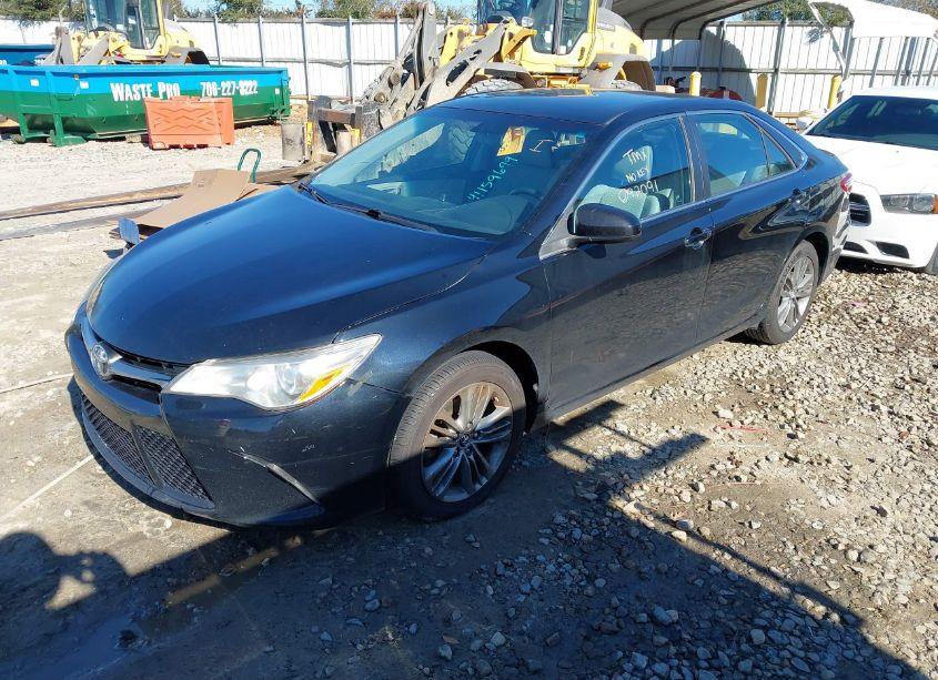 Photo 2 of 2015 Toyota Camry SE (VIN 4T1BF1FKXFU092091)