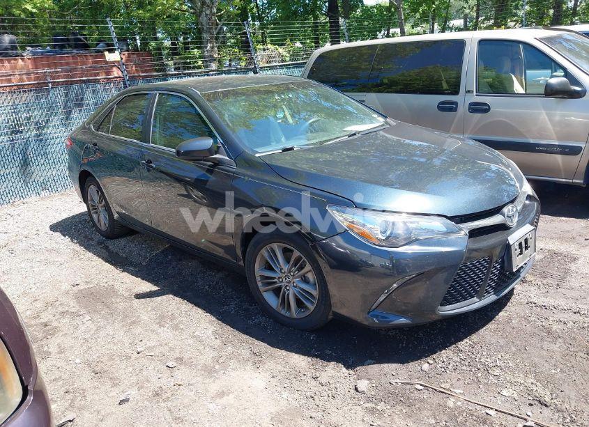 2015 Toyota Camry SE (VIN 4T1BF1FKXFU475402) main photo
