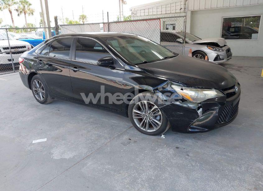 2015 Toyota Camry SE (VIN 4T1BF1FKXFU897010) main photo