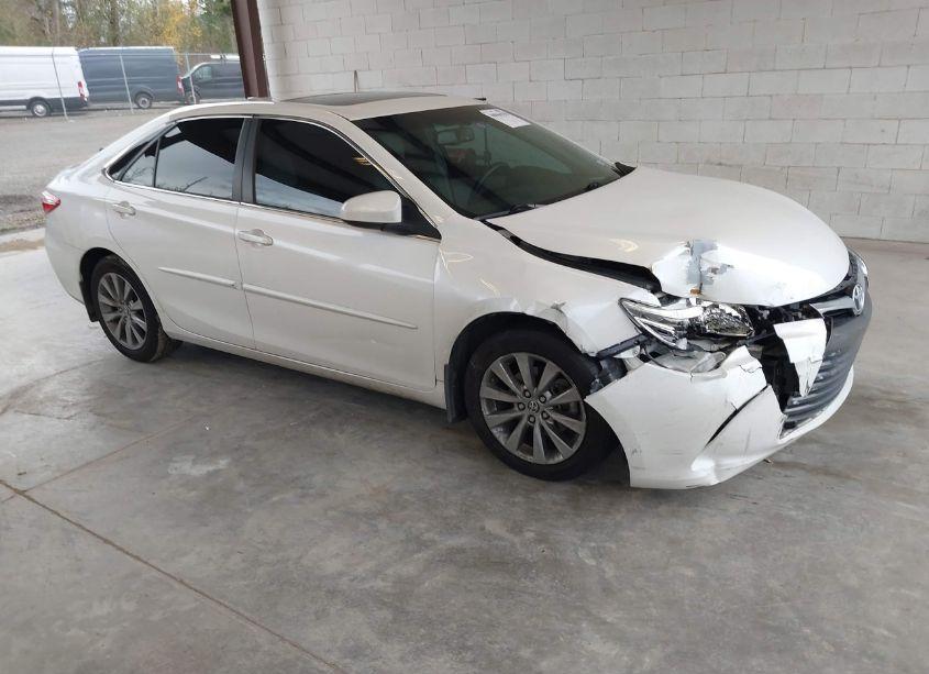 2015 Toyota Camry XLE (VIN 4T1BF1FKXFU899453) main photo