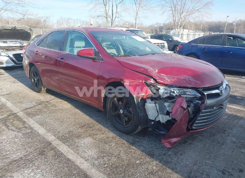 2015 Toyota Camry LE (VIN 4T1BF1FKXFU912007) main photo
