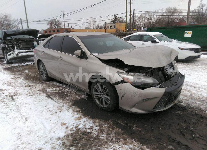 2015 Toyota Camry SE (VIN 4T1BF1FKXFU923444) main photo