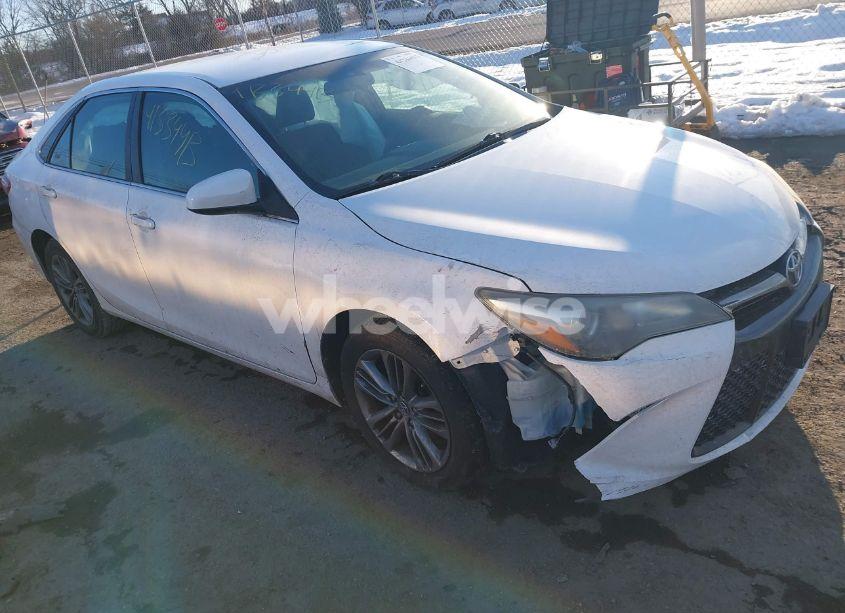 2015 Toyota Camry SE (VIN 4T1BF1FKXFU985409) main photo