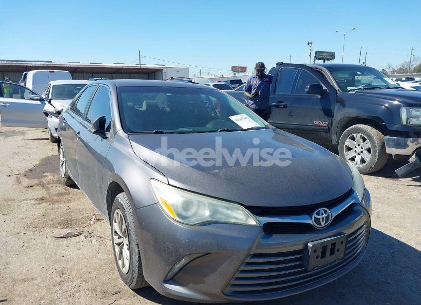 2016 Toyota Camry LE (VIN 4T1BF1FKXGU173609) main photo