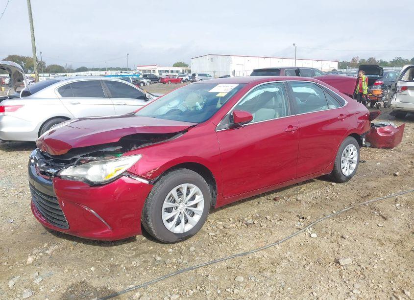 Photo 2 of 2016 Toyota Camry LE (VIN 4T1BF1FKXGU560807)