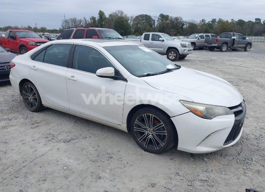2016 Toyota Camry SE (VIN 4T1BF1FKXGU563044) main photo