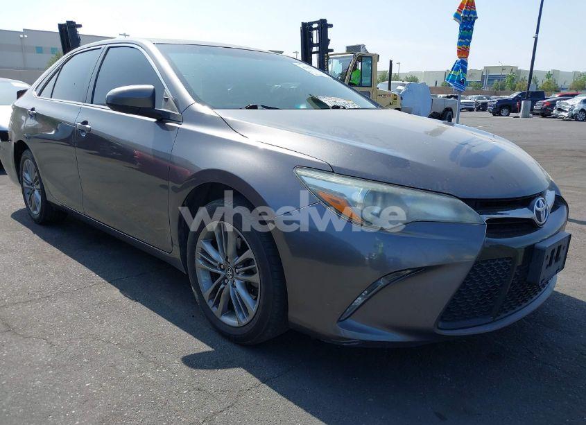 2017 Toyota Camry LE/SE/XLE/XSE (VIN 4T1BF1FKXHU670385) main photo