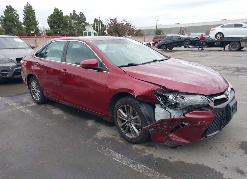 2017 Toyota Camry SE (VIN 4T1BF1FKXHU670595) main photo