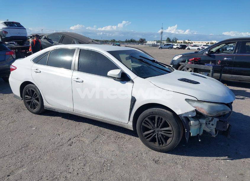 2017 Toyota Camry SE (VIN 4T1BF1FKXHU731671) main photo