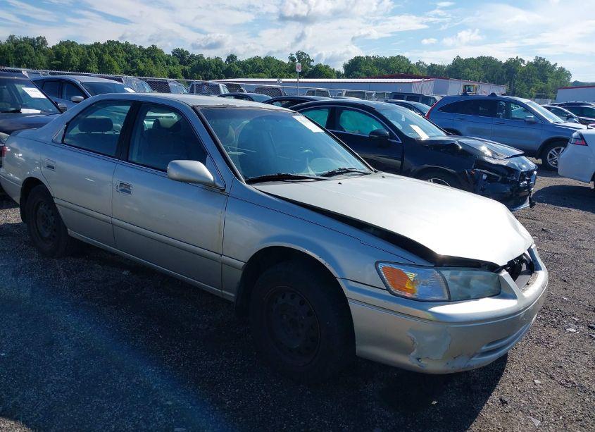 2001 Toyota Camry XLE/LE (VIN 4T1BF22K71U122362) main photo