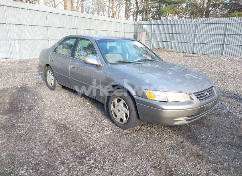 1998 Toyota Camry LE V6 (VIN 4T1BF22KXWU063167) main photo