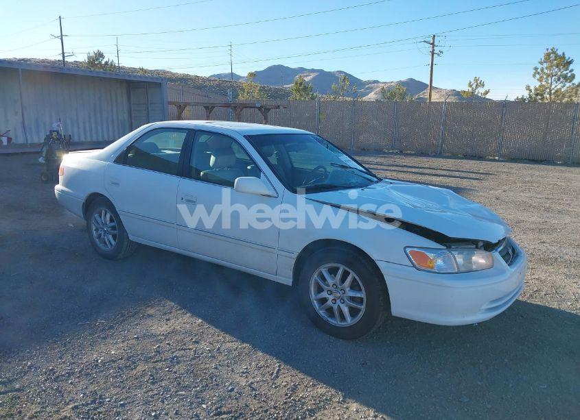 2001 Toyota Camry XLE V6 (VIN 4T1BF28K11U962094) main photo