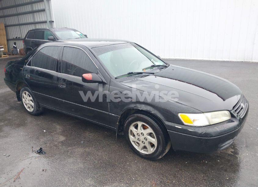 1999 Toyota Camry LE V6 (VIN 4T1BF28K3XU931342) main photo