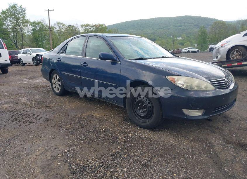 2005 Toyota Camry XLE V6 (VIN 4T1BF30K15U086182) main photo