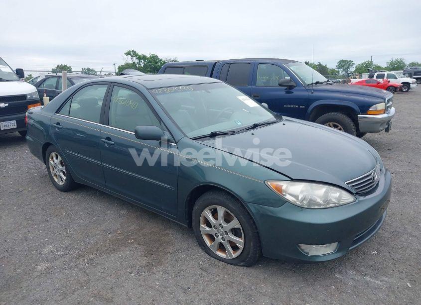 2005 Toyota Camry XLE V6 (VIN 4T1BF30K15U090278) main photo