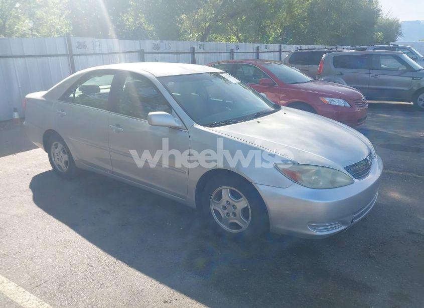 2002 Toyota Camry LE V6 (VIN 4T1BF30K22U026357) main photo