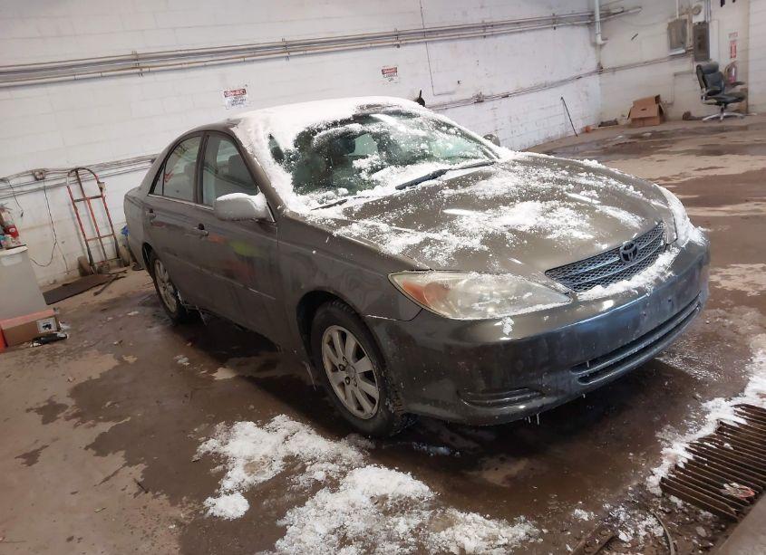 2002 Toyota Camry XLE V6 (VIN 4T1BF30K22U540693) main photo