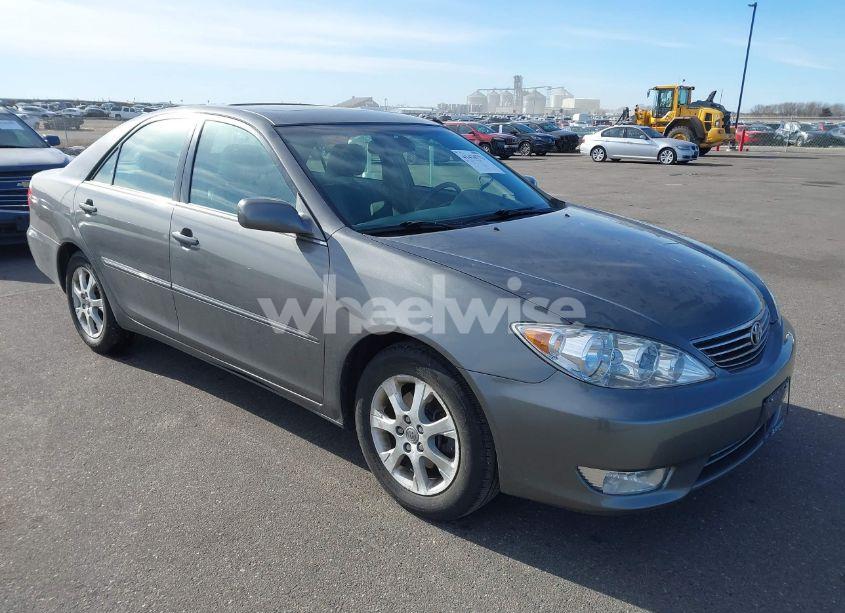 2005 Toyota Camry XLE V6 (VIN 4T1BF30K25U592247) main photo