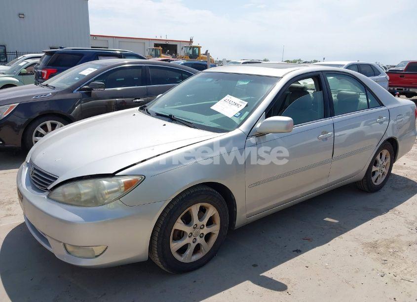 Photo 2 of 2005 Toyota Camry LE V6/XLE V6 (VIN 4T1BF30K25U606910)