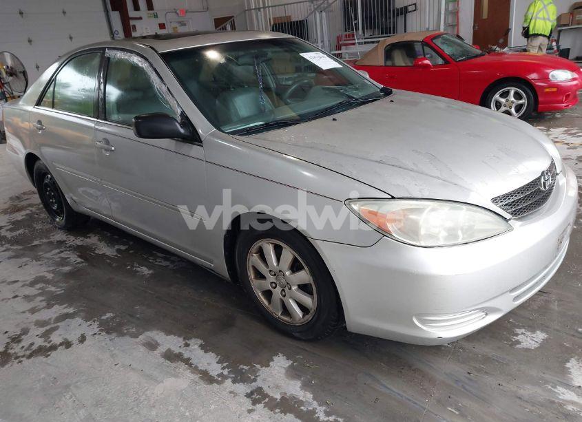 2002 Toyota Camry XLE V6 (VIN 4T1BF30K32U009695) main photo